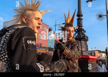 Punks mit stacheligen Haaren auf dem Camden Market, London, Großbritannien Stockfoto
