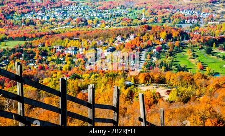 Farbenfrohe Herbstansicht in Bromont Mount in Quebec Kanada Stockfoto