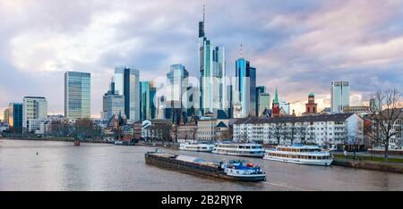 Panoramablick auf die Skyscapers des Bankenviertels (Central Business Disctrict, CBD) und den Main River bei Sonnenuntergang. Frankfurt am Main, Deutschland. Stockfoto