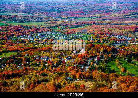 Farbenfrohe Herbstansicht in Bromont Mount in Quebec Kanada Stockfoto