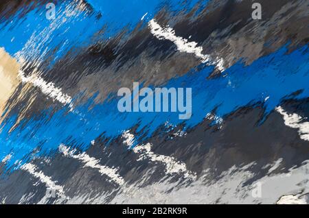Reflektion in Wasser mit breiten blauen und dünnen weißen Streifen. Abstrakter natürlicher Hintergrund. Stockfoto