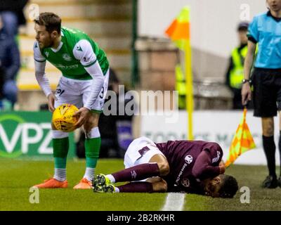 Easter Road, Edinburgh, Großbritannien. März 2020. Scottish Premiership Football, Hibernian versus Heart of Midlothian; Sean Clare of Hearts liegt verletzt auf der Touchline Credit: Action Plus Sports/Alamy Live News Stockfoto