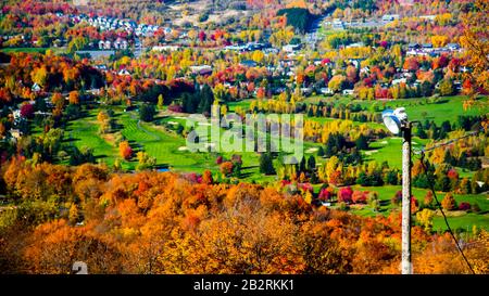 Farbenfrohe Herbstansicht in Bromont Mount in Quebec Kanada Stockfoto