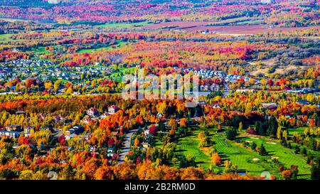 Farbenfrohe Herbstansicht in Bromont Mount in Quebec Kanada Stockfoto