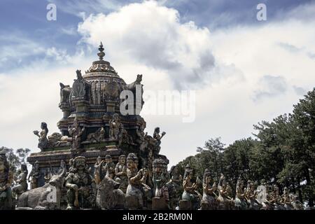 Sri Lanka, Seetha Eliya - August 2015: Schöne farbige Schnitzlinien auf den Dachflächen des Aadischakti Seeta Amman Tempels Stockfoto