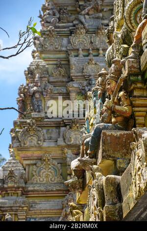 Sri Lanka, Seetha Eliya - August 2015: Schöne farbige Schnitzereien decken den Aadischakti Seeta Amman Tempel ab Stockfoto