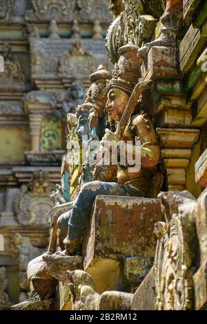 Sri Lanka, Seetha Eliya - August 2015: Schöne farbige Schnitzereien decken den Aadischakti Seeta Amman Tempel ab Stockfoto