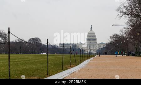 Blick auf den Weg auf die National Mall und Blick auf das US-Kapitolgebäude. Stockfoto