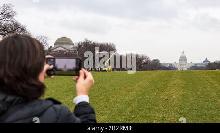 Frauen, die ein Foto machen und die National Mall in Richtung des US-Kapitolgebäudes hinunterschauen. Stockfoto