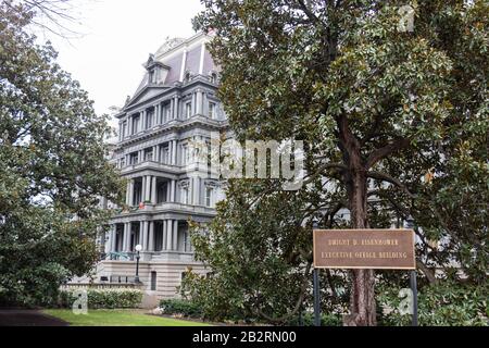 Dwight D. Eisenhower Executive Office Building Schild im hinteren Garten des berühmten Regierungsgebäudes neben dem Weißen Haus in Washington, D.C. Stockfoto
