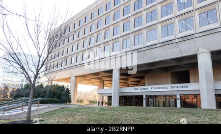 Vor dem James Forrestal Building, dem Sitz des Energieministeriums der Vereinigten Staaten in D.C. Stockfoto