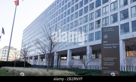 Informationsabzeichen vor dem Bundesgebäude, Sitz des US-Verkehrsministeriums und der Federal Aviation Administration (FAA). Stockfoto