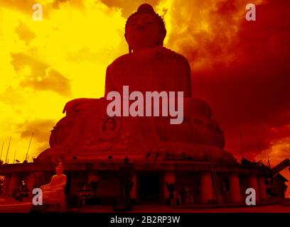 Phuket, THAILAND - 8. Dezember: Die Marmorstatue des großen Buddha, am 8. Dezember 2019. Der Bau erfolgt nur über Spenden. Stockfoto