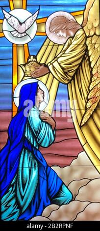 Ocean SPRINGS, VEREINIGTE STAATEN - 11. November 2018: Glasbild der Marienkrönung in der katholischen St. Elizabeth Seton Kirche Stockfoto