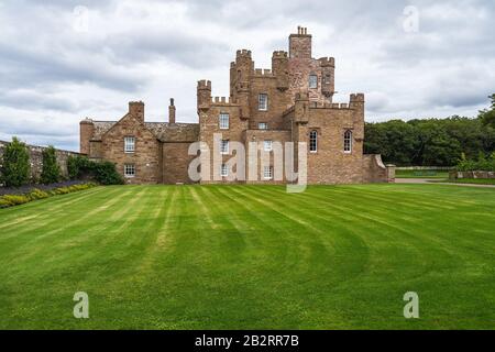 Lange Aufnahme von Castle of Mey in Caithness, Schottland an einem bewölkten Tag Stockfoto