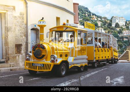 Grasse, Frankreich - 4. Juli 2019: Der gelbe Touristenzug auf der Straße in der Stadt Grasse, Provence, Frankreich Stockfoto