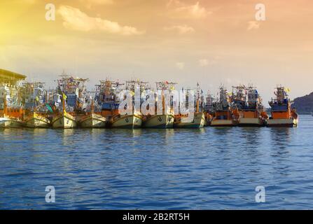 Fischerboote, Die Am Sonnenuntergang am Thap Lamu Pier Thailand Angedockt sind 16.12.2019 Stockfoto