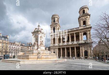 Kirche und Brunnen des Heiligen Sulpice, Paris, Frankreich Stockfoto