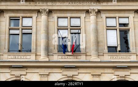 Liberte, Egalite, Fraternite-Motto an der Fassade eines Rathauses - Paris, Frankreich Stockfoto