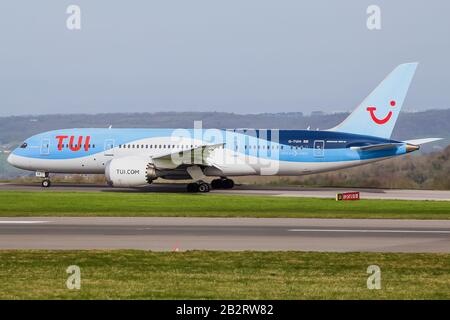 TUI Boeing 787-8 Dreamliner (G-TUIA)Rolling zur Startbahn 09 zum Abflug am Bristol International Airport. Stockfoto