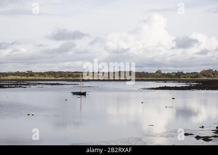 kleines Boot im Meer Stockfoto