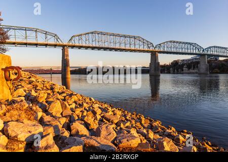 Chattanooga, TN, USA / 24. November 2019: Walnut Street Fußgängerbrücke bei Sonnenuntergang, Querung des Tennessee River in Chattanooga, TN Stockfoto