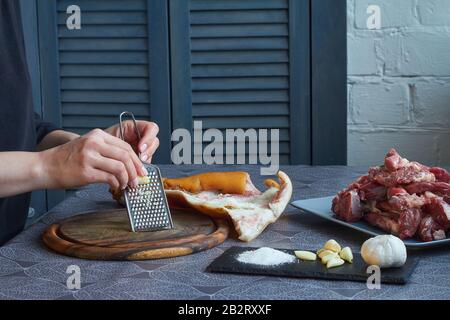 Schritt-für-Schritt-Rezept für Schweinefleischknuckle, ketogene Ernährung, karbarme Ernährung, selektive Fokussierung Stockfoto