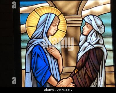 Ocean SPRINGS, VEREINIGTE STAATEN - 11. November 2018: Glasbild der Visitation in der katholischen St. Elizabeth Seton Kirche. Stockfoto