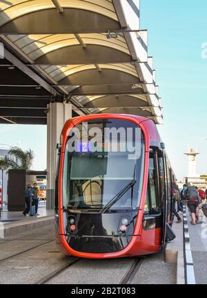 Flughafen Nizza, FRANKREICH - APRIL 2019: Der Zug auf dem neuen U-Bahn-System in Nizza hielt am Flughafenbahnhof der Stadt Stockfoto