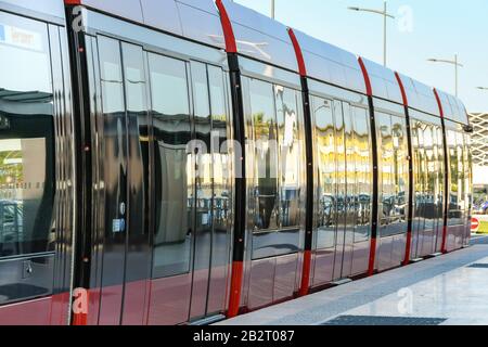 Flughafen Nizza, FRANKREICH - APRIL 2019: Die Überlegungen zur Seite einer Straßenbahn über das neue U-Bahn-System in Nizza hielten am Flughafen der Stadt an Stockfoto