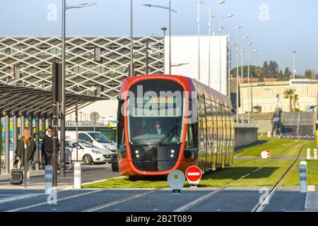 Netter FLUGHAFEN, FRANKREICH - APRIL 2019: Moderne elektrische Straßenbahn auf dem neuen U-Bahn-System in Nizza, die am Flughafen der Stadt ankommt Stockfoto