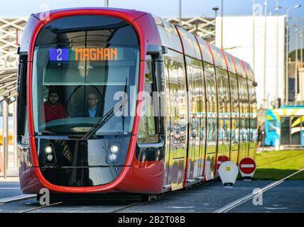 Netter FLUGHAFEN, FRANKREICH - APRIL 2019: Moderne elektrische Straßenbahn auf dem neuen U-Bahn-System in Nizza, die an der Flughafenstation der Stadt ankommt Stockfoto