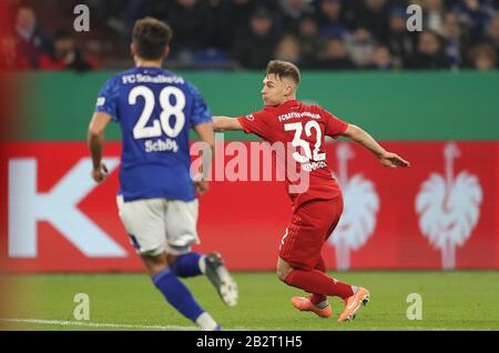 Firo: 03.03.2020 Fußball, 2019/2020 DFB-Pokal-Viertelfinale FC Schalke 04 - FC Bayern München, Muenchen-Tor zum 1: 0 durch Joshua kimmich - Einsatz weltweit Stockfoto