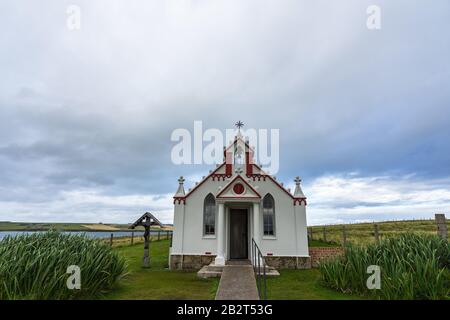 Schöne Aufnahme einer italienischen Kapelle in Orkney, Schottland Stockfoto