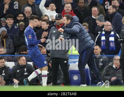 London, Großbritannien. März 2020. Jurgen Klopp (Liverpool-Manager) dejection nach dem zweiten Chelsea-Tor (2:0), wie Frank Lampard (Chelsea-Manager) mit Mason Mount (C) spricht, beim 5. Spiel um den FA Cup, Chelsea gegen Liverpool, an der Stamford Bridge, London, Großbritannien, am 3. März 2020. *nur redaktionelle Verwendung, Lizenz für kommerzielle Nutzung erforderlich. Keine Verwendung bei Wetten, Spielen oder einer einzelnen Club-/Liga-/Spielerpublikationen * Gutschrift: Paul Marriott/Alamy Live News Stockfoto