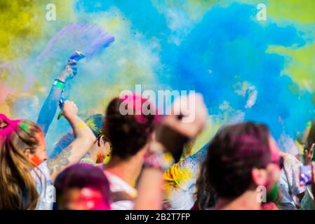 Montreal, Kanada - Gast 10 2019: Menschen feiern HOLI Festival mit Farbpulver im Horloge Park in Montreal Stockfoto