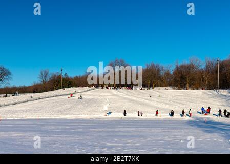 Montreal Quebec Kanada märz 2020: Blick auf Rodelbahnen im Mount Royal Park an sonnigen Tagen mit blauem Himmel Stockfoto