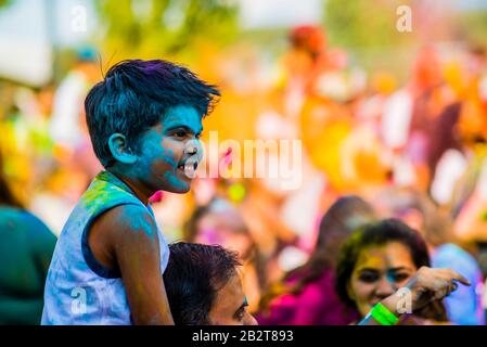 Montreal, Kanada - Gast 10 2019: Menschen feiern HOLI Festival mit Farbpulver im Horloge Park in Montreal Stockfoto