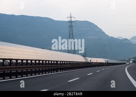 Autostrada A22 Autostrada Del Brennero in Vallagarina (Lagarina-Tal) in den südlichen Kalkalpen in Rovereto, Trentino-Alto Adige, Italien. August 24 t Stockfoto