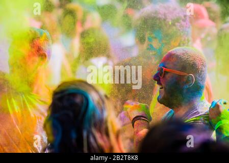 Montreal, Kanada - Gast 10 2019: Menschen feiern HOLI Festival mit Farbpulver im Horloge Park in Montreal Stockfoto