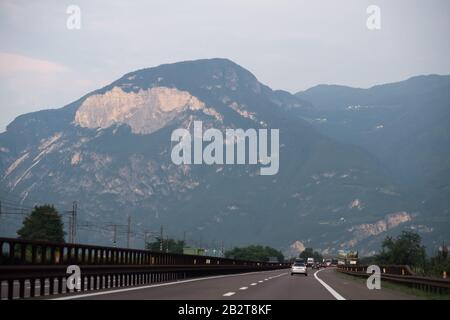 Autostrada A22 Autostrada Del Brennero in Vallagarina (Lagarina-Tal) in den südlichen Kalkalpen, Trentino-Alto Adige, Italien. August 2019 © Woj Stockfoto