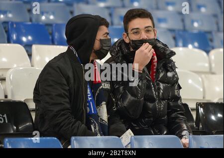 London, Großbritannien. März 2020. Maske mit Fans vor dem Start Chelsea vs Liverpool FA Cup 5. Runde An der Stamford Bridge London 3. März 2020. - NUR REDAKTIONELLE VERWENDUNG keine Verwendung mit nicht autorisierten Audio-, Video-, Daten-, Regellisten (außerhalb der EU), Club/League Logos oder "Live"-Diensten. Die Online-Nutzung im Spiel ist auf 45 Bilder beschränkt (15 in der Verlängerung). Keine Verwendung, um bewegte Bilder zu emulieren. Keine Verwendung bei Wetten, Spielen oder Einzelspielen/Liga/Spielerpublikationen/Dienstleistungen - Gutschrift: Martin DALTON/Alamy Live News Stockfoto