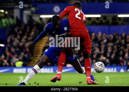 London, Großbritannien. März 2020. Divock Origi aus Liverpool (R) in Aktion mit Antonio Rudiger aus Chelsea (L). Der Emirates FA Cup, 5. Runde Match, Chelsea gegen Liverpool an der Stamford Bridge in London am Dienstag, 3. März 2020. Dieses Bild darf nur für redaktionelle Zwecke verwendet werden. Nur redaktionelle Nutzung, Lizenz für kommerzielle Nutzung erforderlich. Keine Verwendung bei Wetten, Spielen oder einer einzelnen Club-/Liga-/Spielerpublikationen. PIC von Steffan Bowen/ Credit: Andrew Orchard Sportfotografie/Alamy Live News Stockfoto