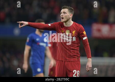 London, Großbritannien. März 2020. Andrew Robertson von Liverpool während der 5. Runde des Chelsea vs Liverpool FA Cup an der Stamford Bridge London 3. März 2020. - NUR REDAKTIONELLE VERWENDUNG keine Verwendung mit nicht autorisierten Audio-, Video-, Daten-, Regellisten (außerhalb der EU), Club-/Liga-Logos oder "Live"-Diensten. Die Online-Nutzung im Spiel ist auf 45 Bilder beschränkt (15 in der Verlängerung). Keine Verwendung, um bewegte Bilder zu emulieren. Keine Verwendung bei Wetten, Spielen oder Einzelspielen/Liga/Spielerpublikationen/Dienstleistungen - Gutschrift: Martin DALTON/Alamy Live News Stockfoto