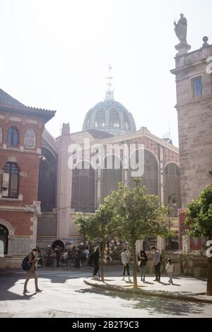 Valencia, Spanien - 17. Februar 2020: Seitenansicht auf der Mercado Central Dome und Straße mit Hintergrundbeleuchtung Stockfoto