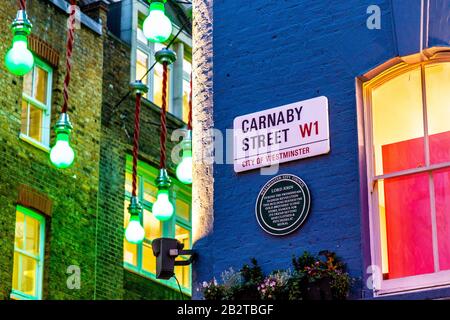 Carnaby Street Schild und Gebäude am Abend, Soho, London, Großbritannien Stockfoto