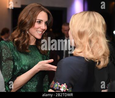 The Duchess of Cambridge (links) an einem Empfang, der vom britischen Botschafter in Irland in der Gravity Bar, Guinness Storehouse, Dublin, während ihres dreitägigen Besuchs in der Republik Irland veranstaltet wurde. Stockfoto