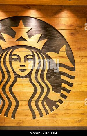 Hongkong, CHINA - CIRCA JANUAR 2019: Nahaufnahme des Starbucks Coffee Signs in Hongkong. Stockfoto