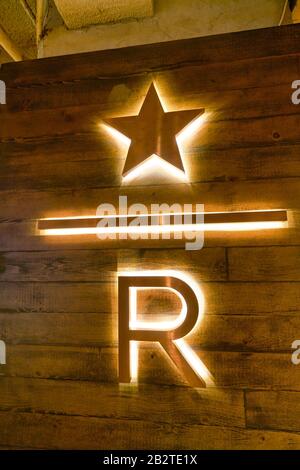 Hongkong, CHINA - CIRCA JANUAR 2019: Nahaufnahme des Starbucks-Reservats im Starbucks Coffee in Hongkong. Stockfoto