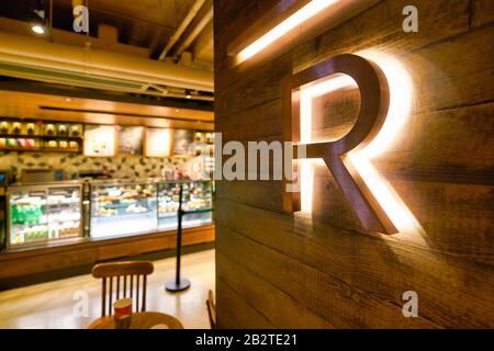 Hongkong, CHINA - CIRCA JANUAR 2019: Nahaufnahme des Starbucks-Reservats im Starbucks Coffee in Hongkong. Stockfoto